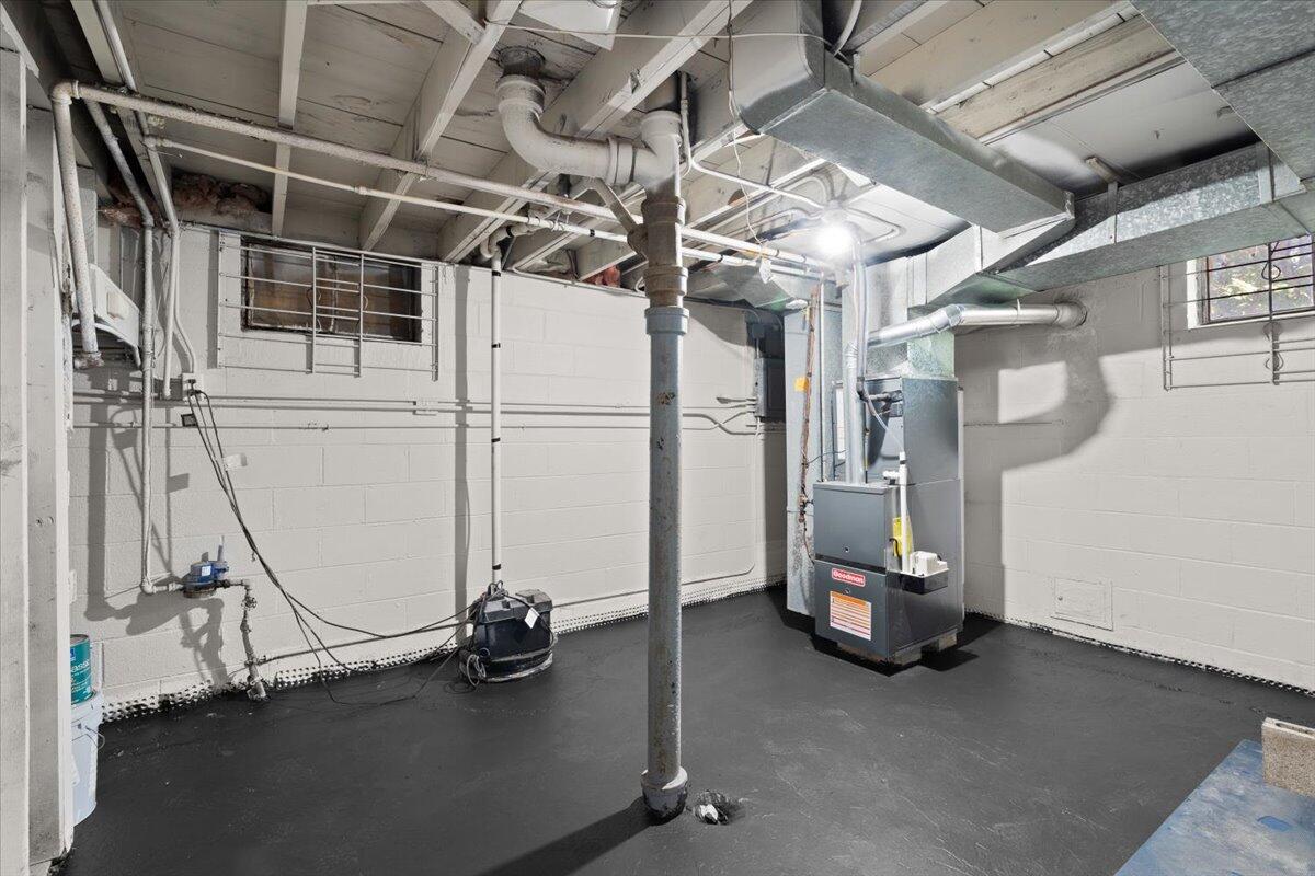 3642 Buchanan Street Gary, IN 46408 - Photo 24 of 25 a view of a room with gym equipment