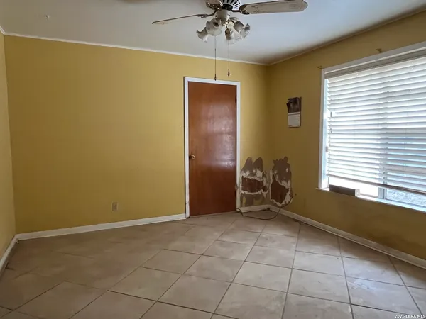 $161,000 | 211 East Alamo Street, Carrizo Springs, TX 78834