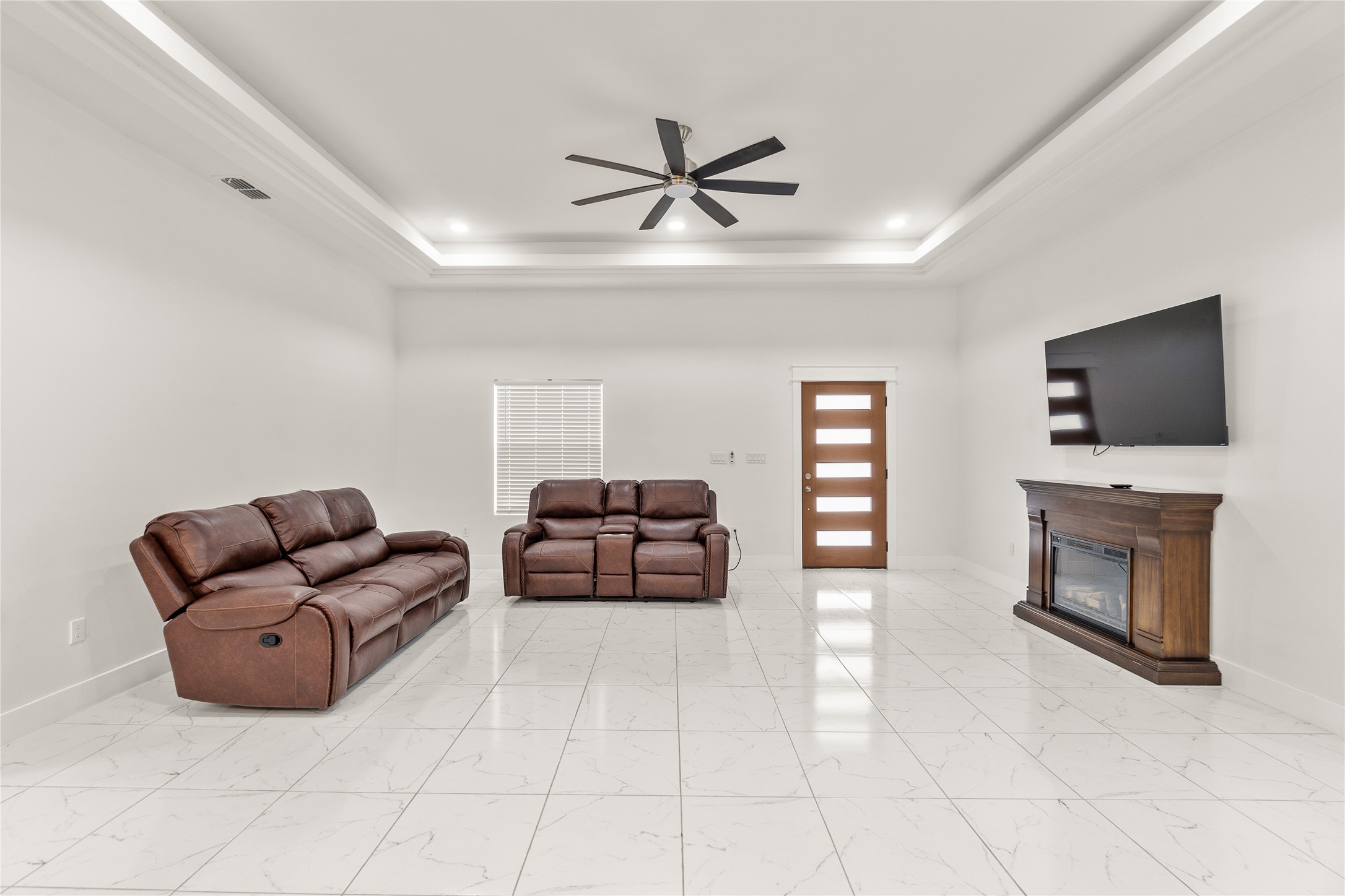 23232 Val Verde Edcouch, TX 78538 - Photo 3 of 19 a living room with furniture and a flat screen tv