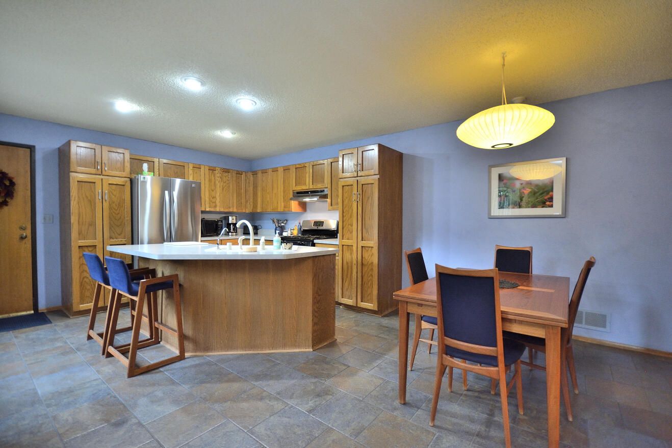 15651 West Ridge Road New Berlin, WI 53151 - Photo 7 of 27 KITCHEN