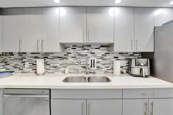 $7,900 | 4001 South Ocean Drive, Unit 16P, Hollywood, FL 33019