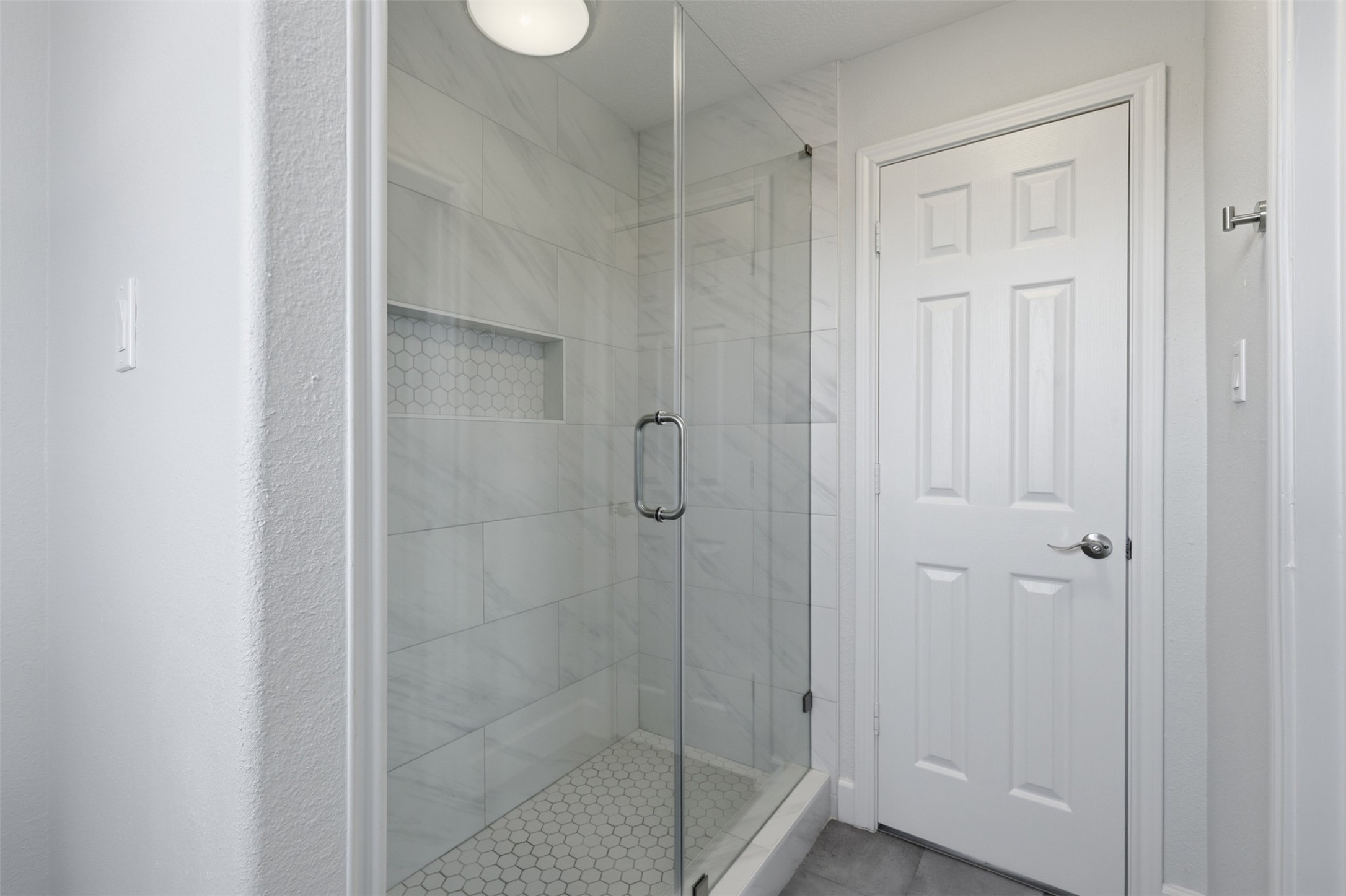 9026 McGallion Road Houston, TX 77022 - Photo 28 of 32 Secondary Bathroom