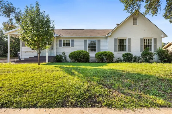 a view of a house with a yard