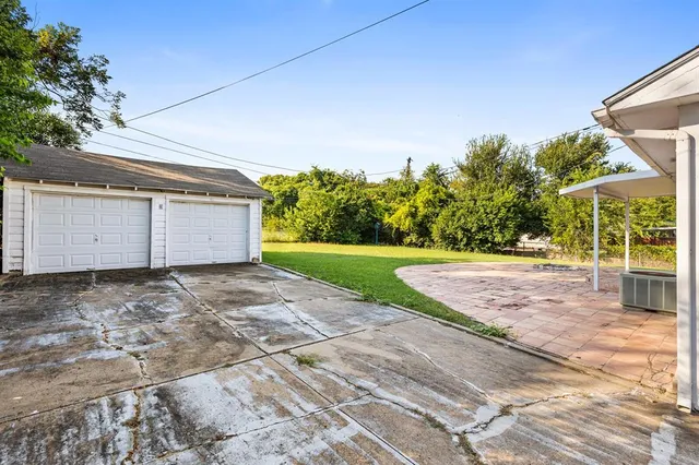 a view of a backyard