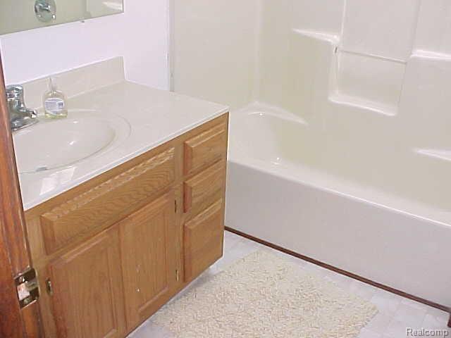3270 Devondale Road Rochester, MI 48309 - Photo 18 of 25 2nd floor bath