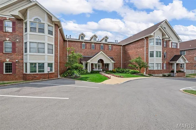 $274,900 | 561 Sarah Lane, Unit 103, Creve Coeur, MO 63141