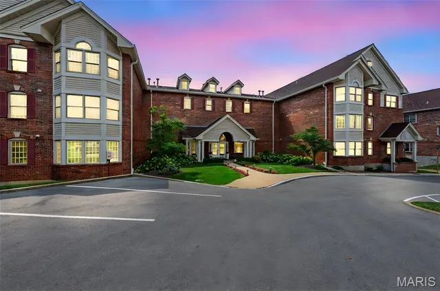 $274,900 | 561 Sarah Lane, Unit 103, Creve Coeur, MO 63141