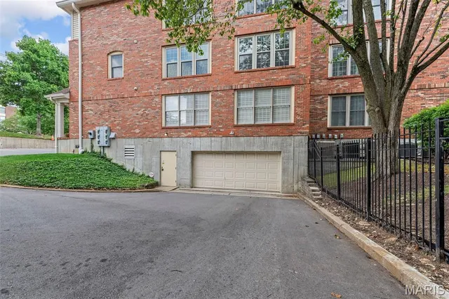 $274,900 | 561 Sarah Lane, Unit 103, Creve Coeur, MO 63141