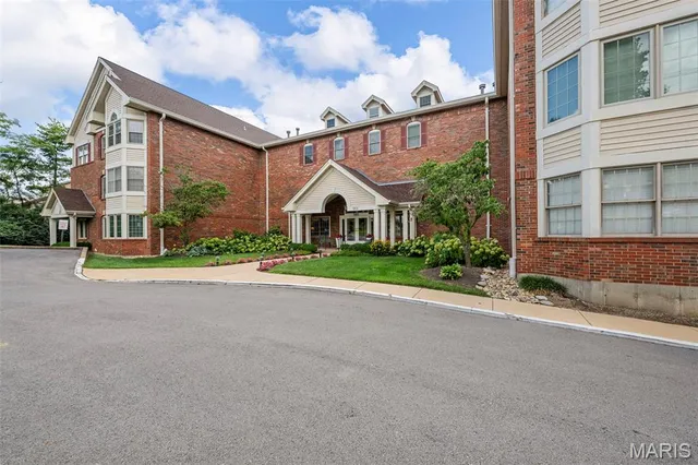 $274,900 | 561 Sarah Lane, Unit 103, Creve Coeur, MO 63141