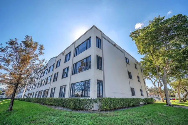 a view of backyard with garden