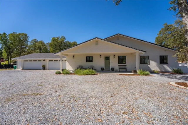 a front view of house with garage and yard