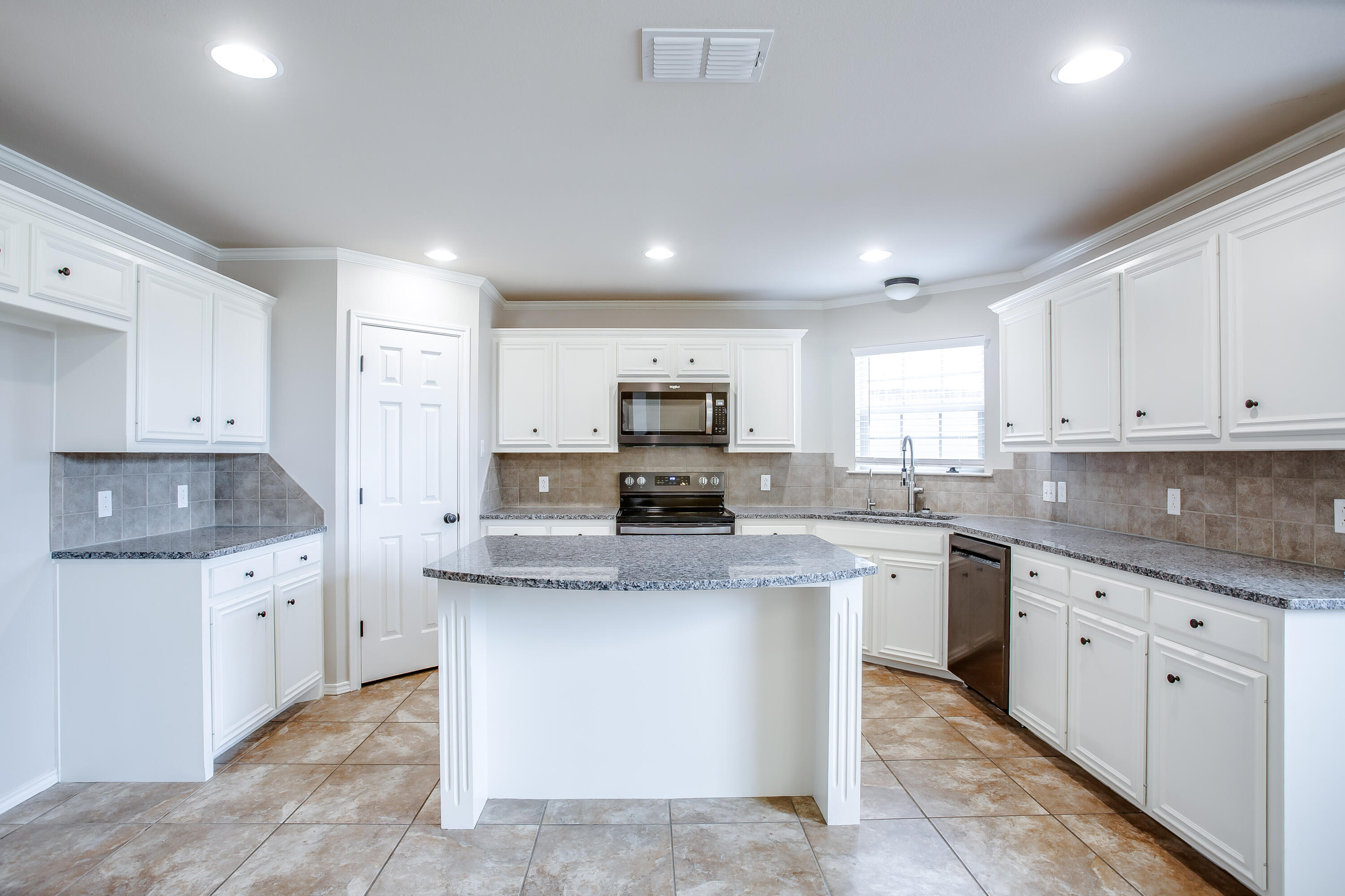 7529 85th Street Lubbock, TX 79424 - Photo 5 of 15 7529-105