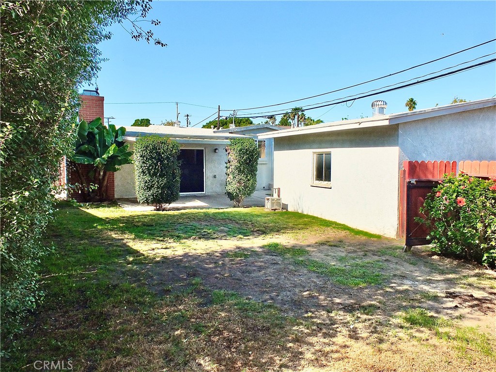 2024 San Anseline Avenue Long Beach, CA 90815 - Photo 8 of 36 a view of a house with backyard and garden