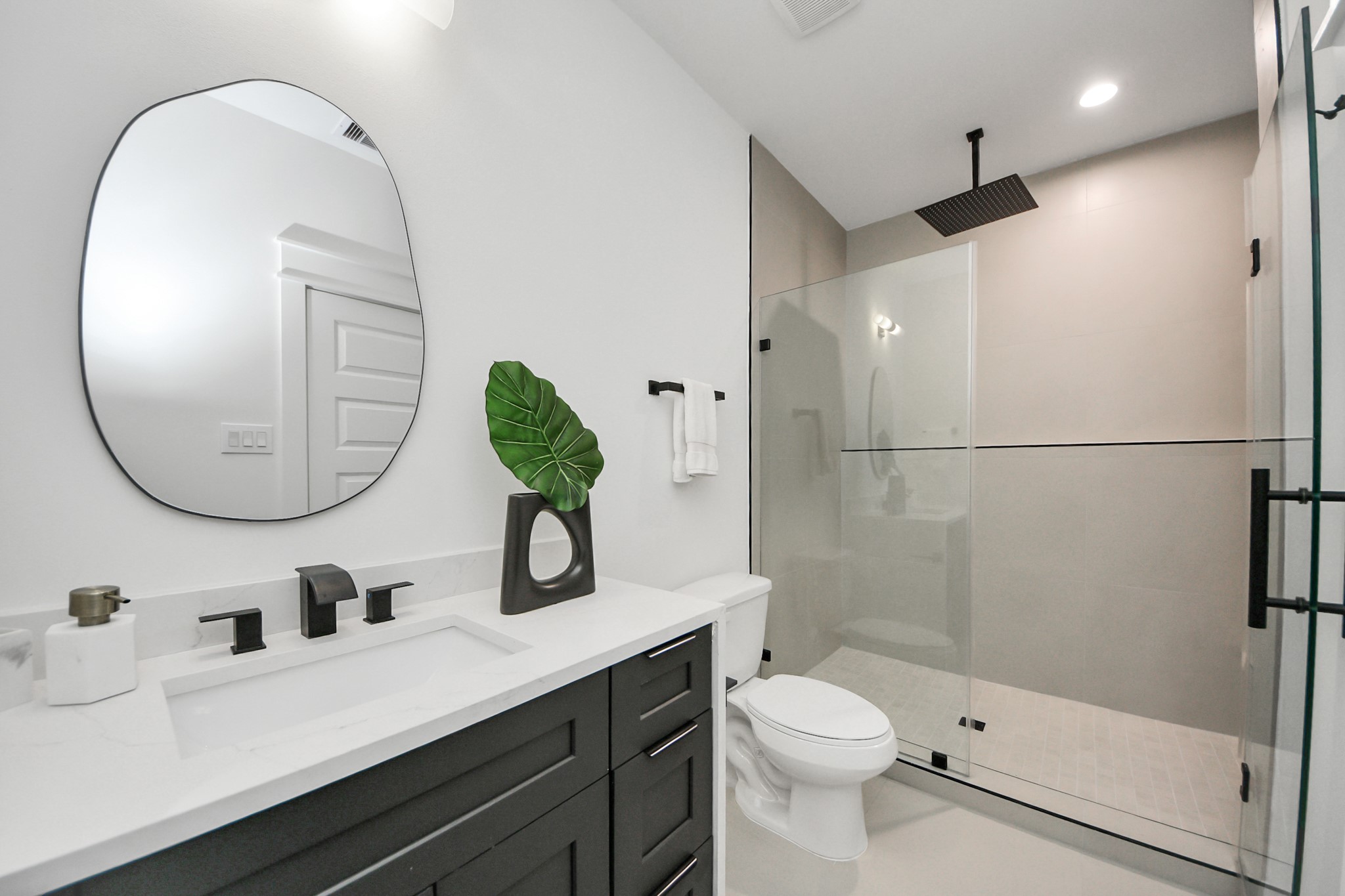 7909 Lynette Street Houston, TX 77028 - Photo 14 of 30 Unit A Primary Bathroom