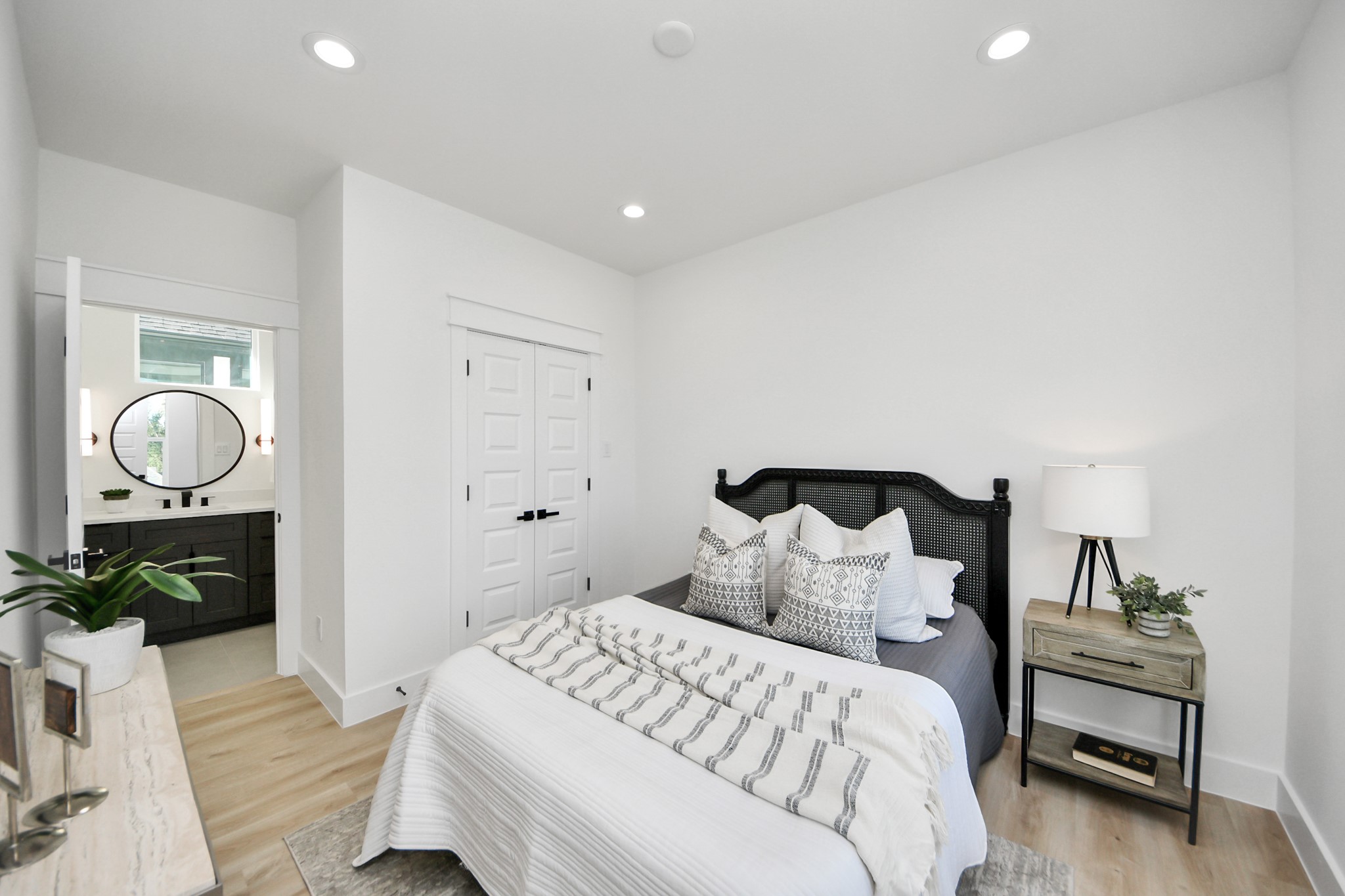 7909 Lynette Street Houston, TX 77028 - Photo 17 of 30 Unit A Secondary Bathroom