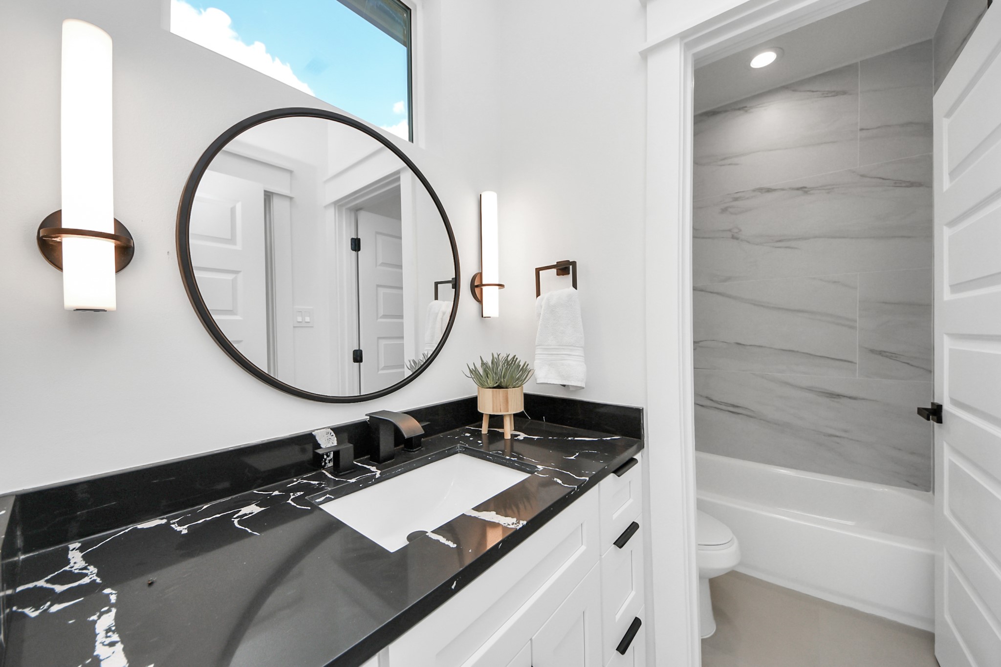 7909 Lynette Street Houston, TX 77028 - Photo 25 of 30 Unit B Secondary Full Bathroom