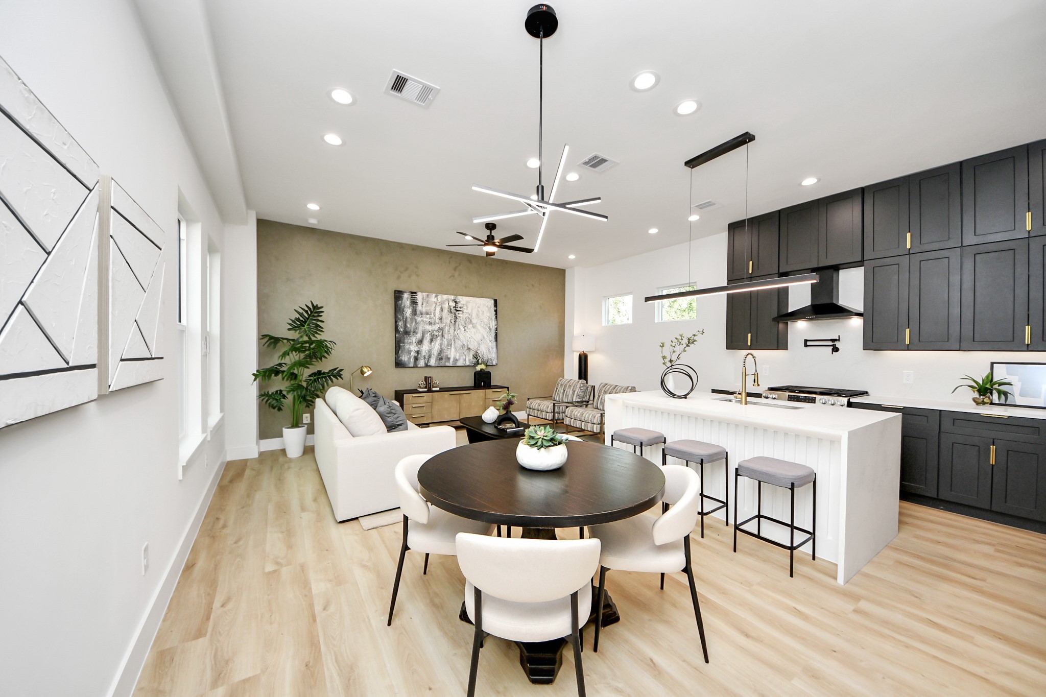 7909 Lynette Street Houston, TX 77028 - Photo 9 of 30 Unit A Kitchen/Living