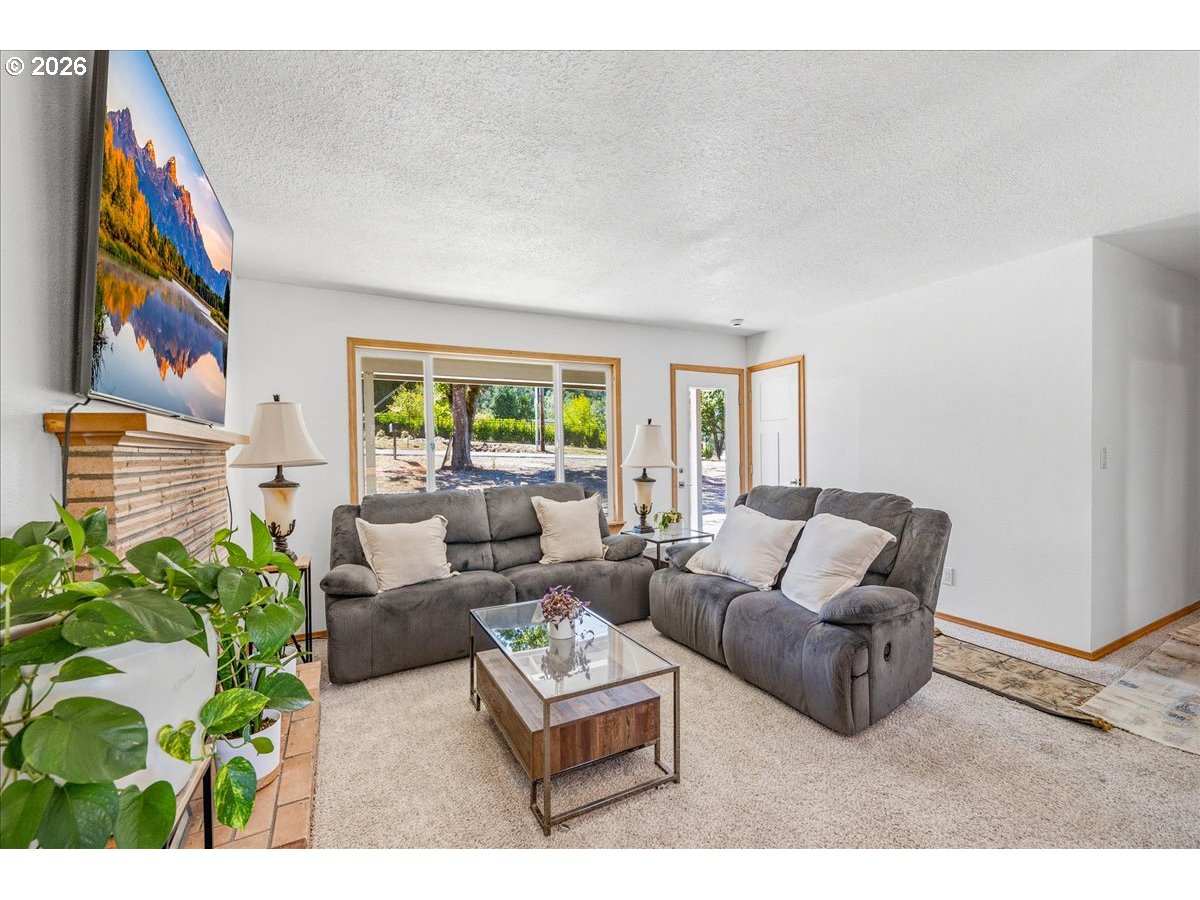 7028 Southeast Hogan Road Gresham, OR 97080 - Photo 12 of 37