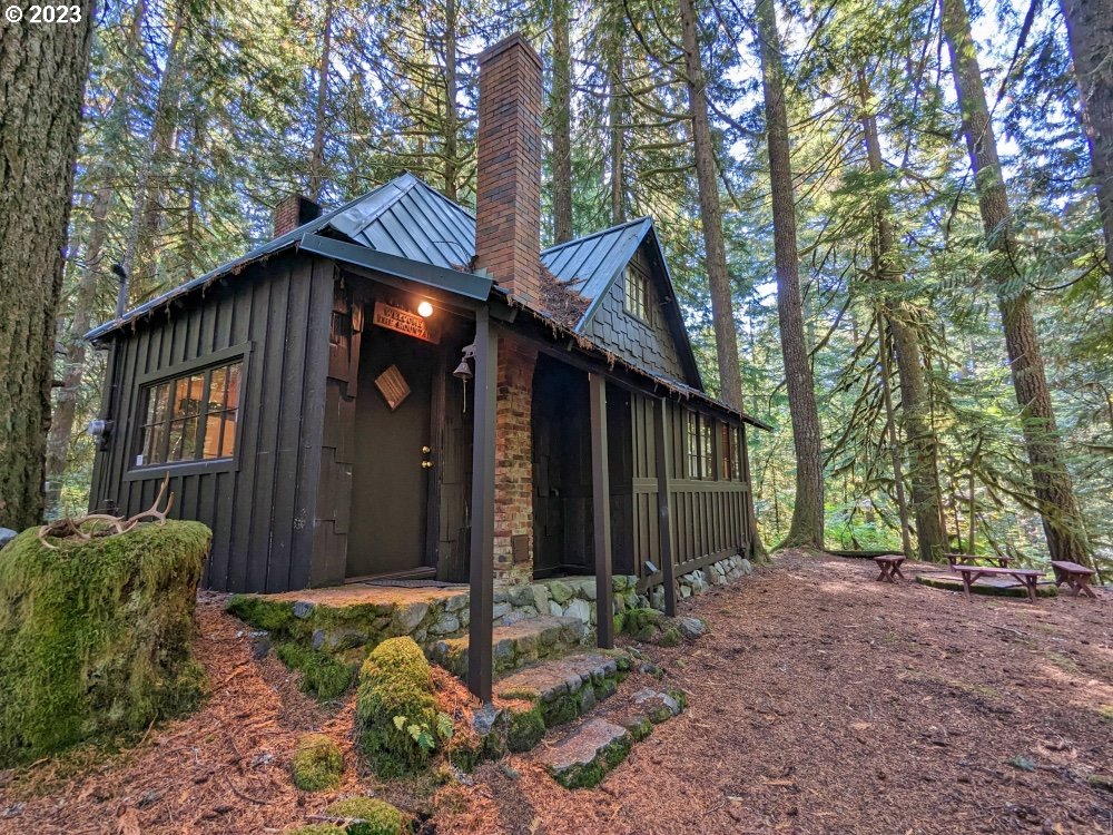 79128 Road 35 A Rhododendron, OR 97049 - Photo 31 of 36 a front view of a house