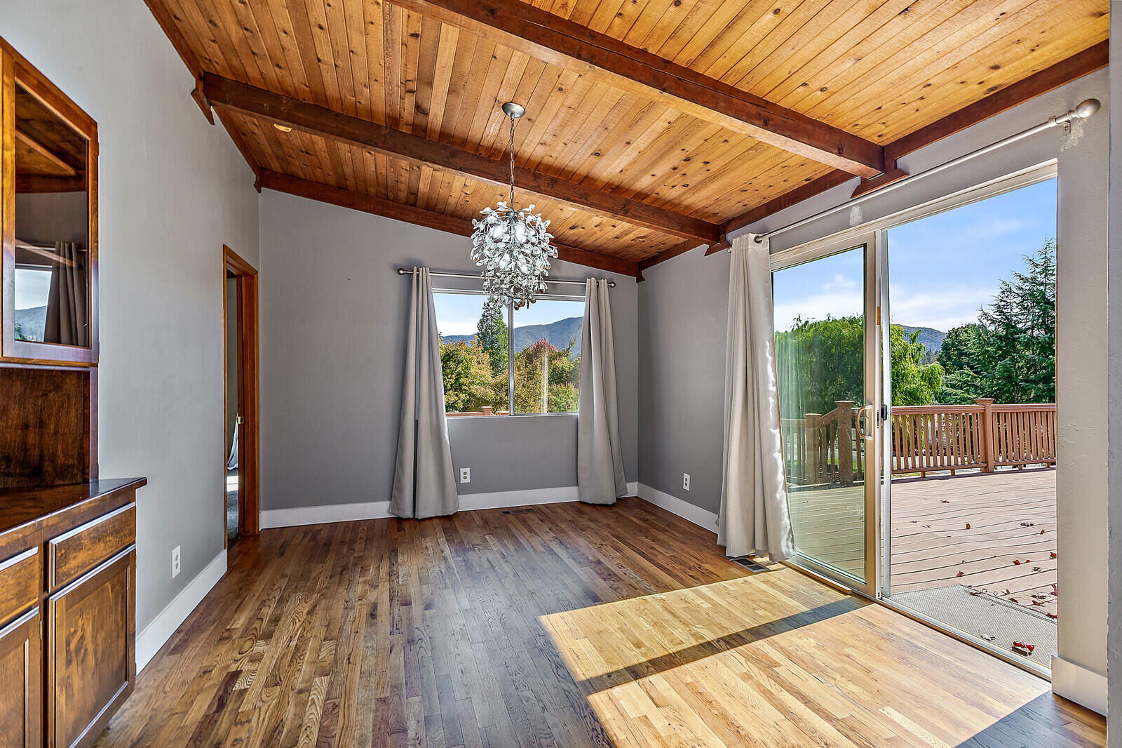221 Larkin Road Grants Pass, OR 97527 - Photo 10 of 43 31_LR_31_mls