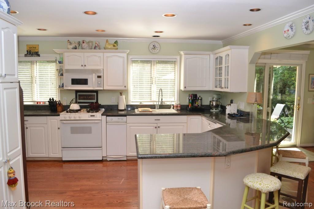 2515 Amberly Road Bloomfield Hills, MI 48301 - Photo 12 of 26 DSC_0221.jpg
