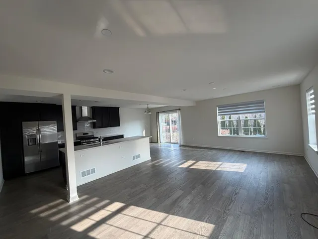 $3,000 | 579 Bobby Ann Court, Roselle, IL 60172