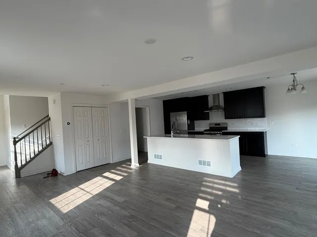 $3,000 | 579 Bobby Ann Court, Roselle, IL 60172