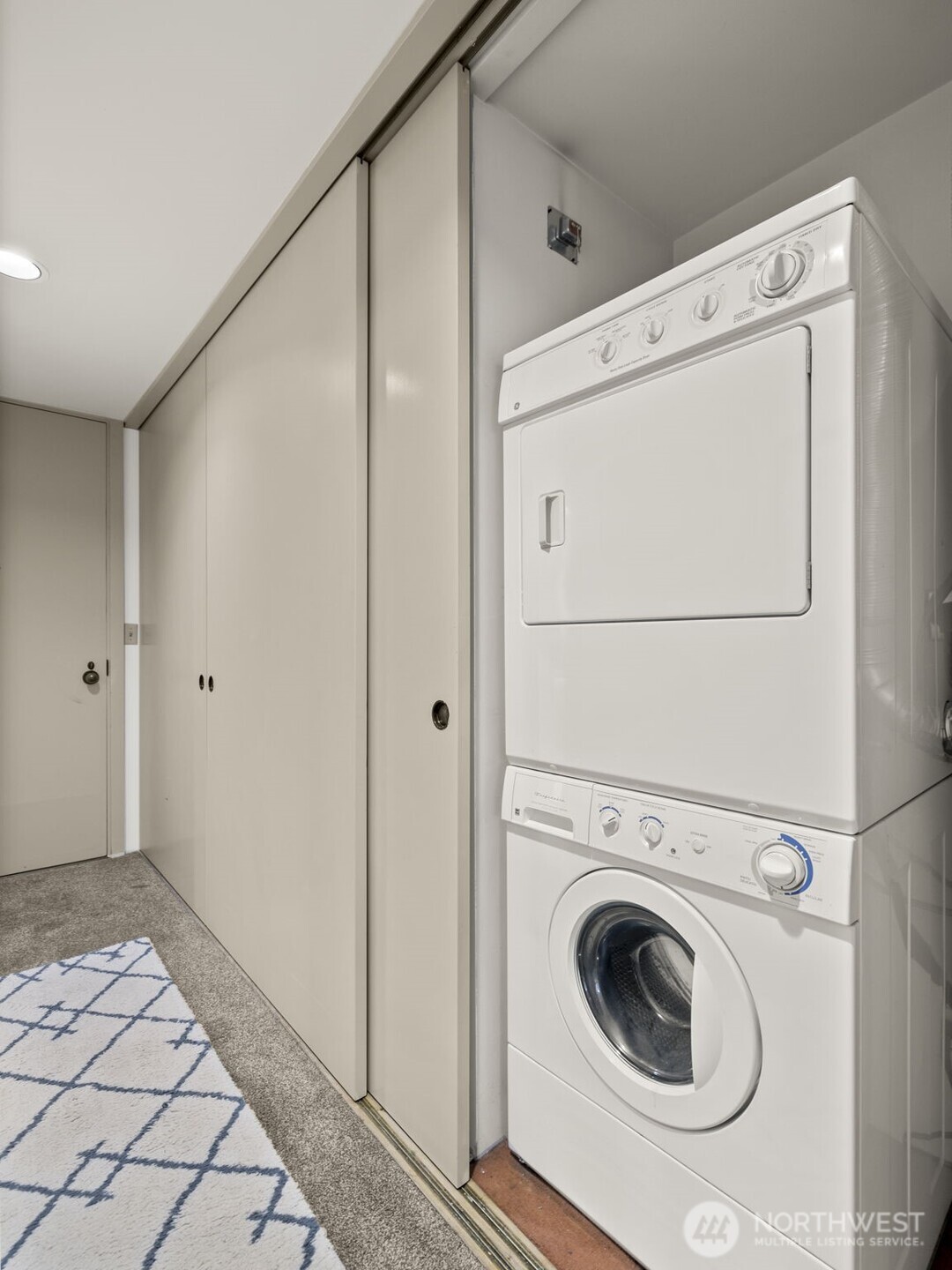 98 Union Street, Unit 610 Seattle, WA 98101 - Photo 11 of 33 a utility room with dryer and washer