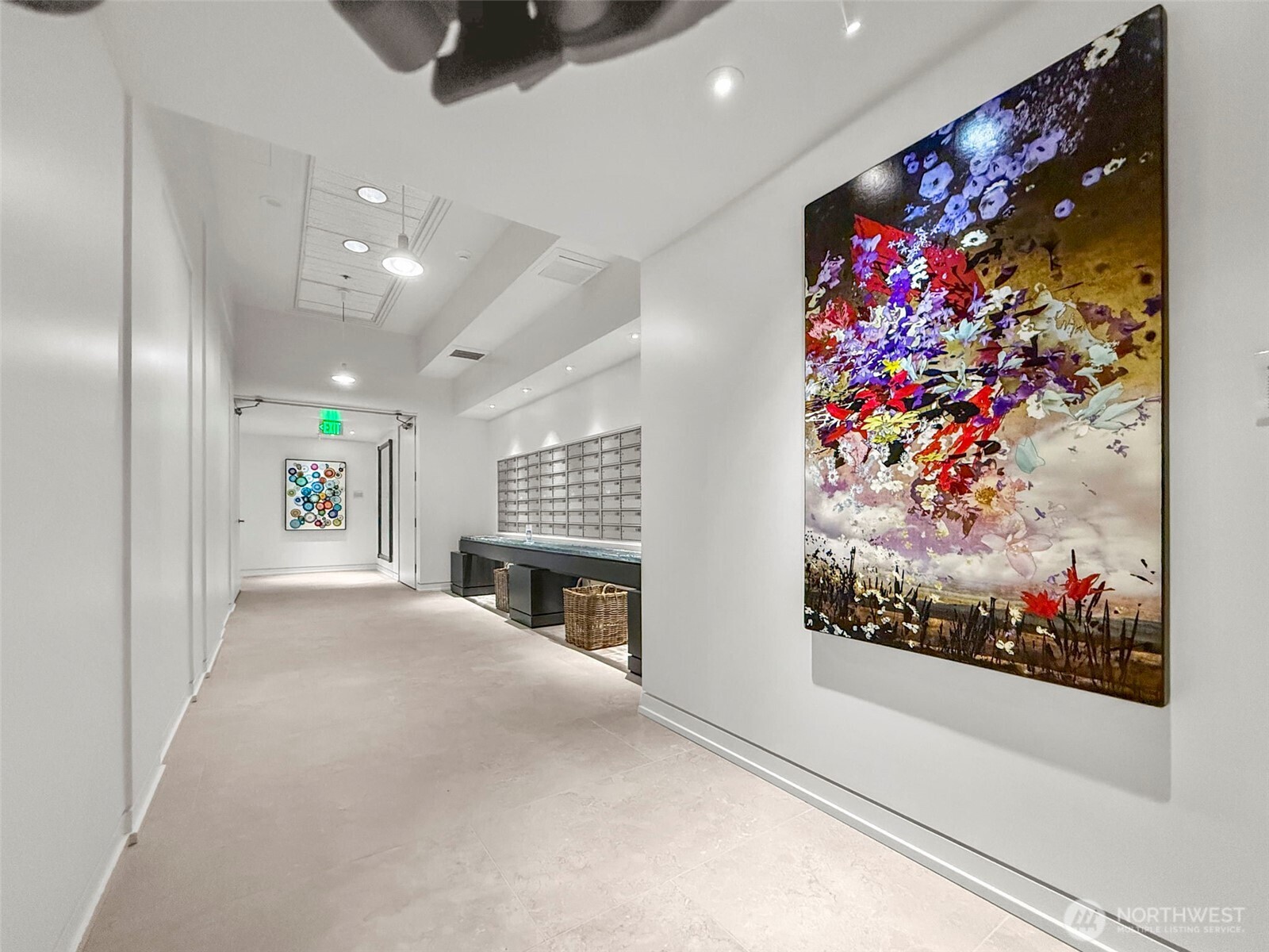 98 Union Street, Unit 610 Seattle, WA 98101 - Photo 5 of 33 an entryway with an empty room