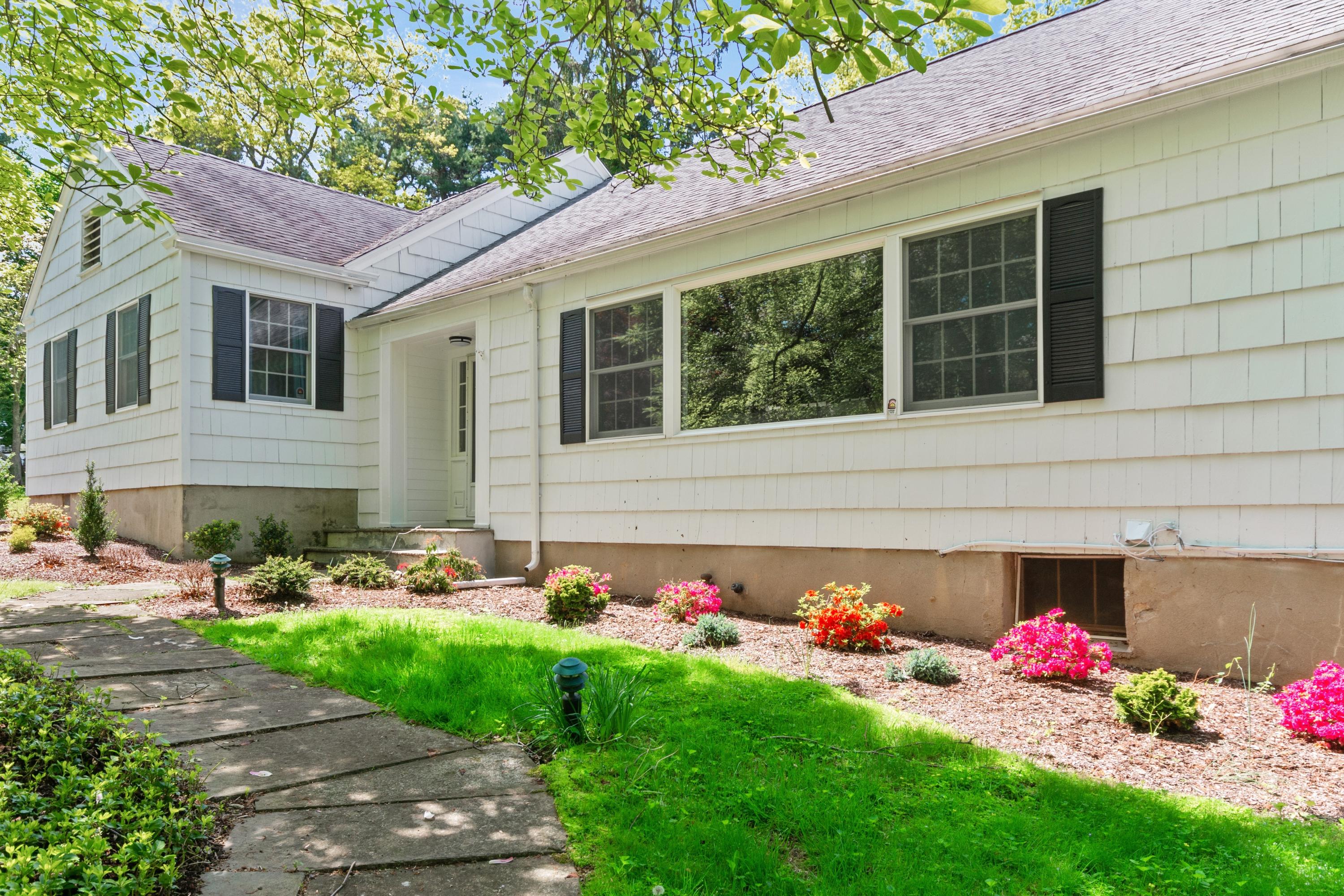 37 Maywood Road Darien, CT 06820 - Photo 24 of 31 02_37MAYWOODROAD_300_FrontView_HiRes