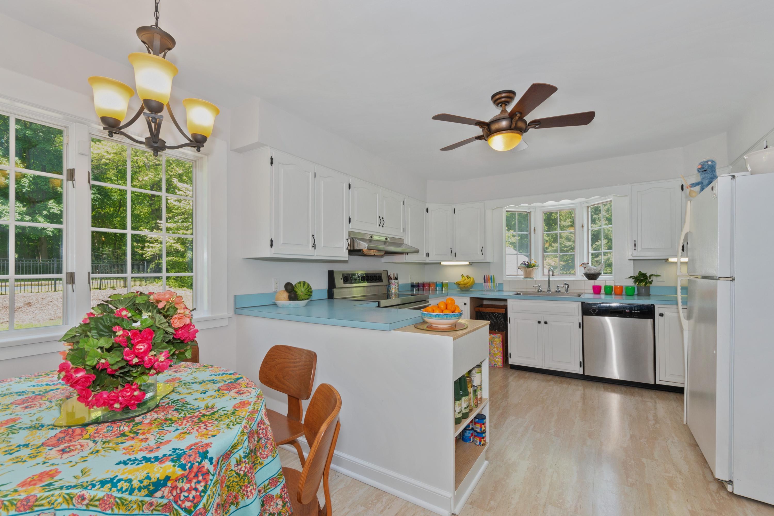 37 Maywood Road Darien, CT 06820 - Photo 4 of 31 04_37MAYWOODROAD_5_Kitchen_HiRes
