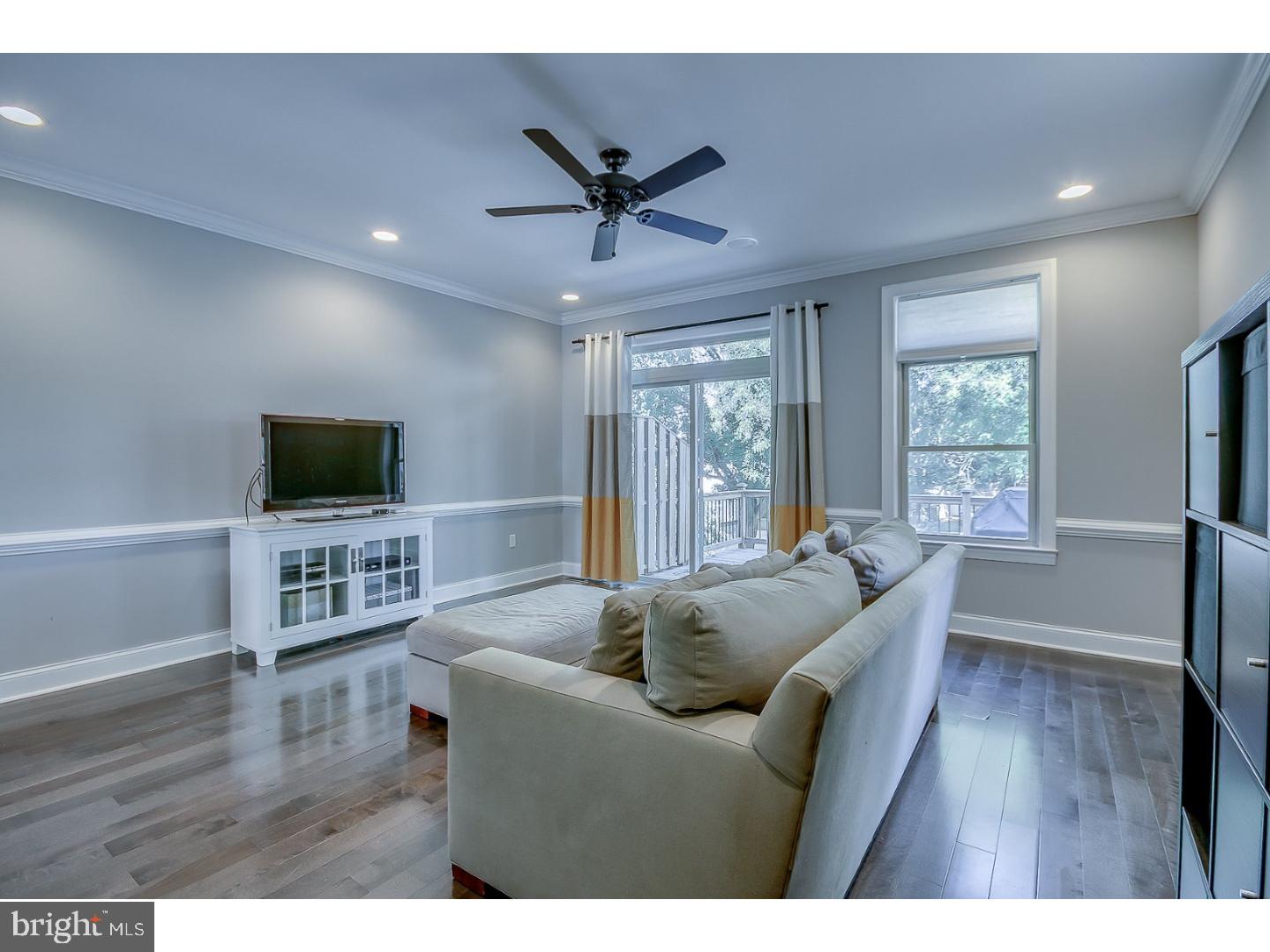 257 Ripka Street Philadelphia, PA 19127 - Photo 4 of 25 Living Room