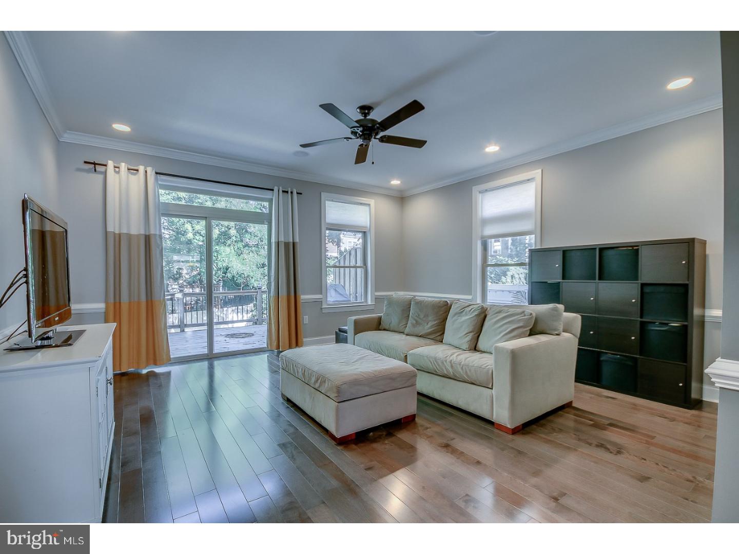 257 Ripka Street Philadelphia, PA 19127 - Photo 7 of 25 Living Room