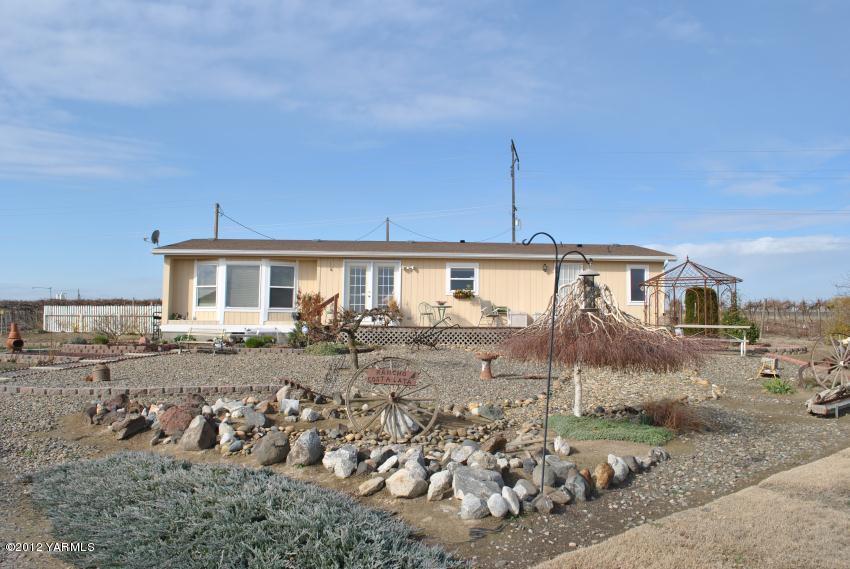 1100 Arrowsmith Road Sunnyside, WA 98944 - Photo 1 of 7 a front view of a house with a yard