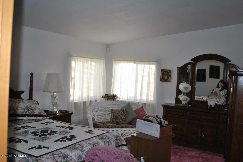 1100 Arrowsmith Road Sunnyside, WA 98944 - Photo 5 of 7 a bedroom with a bed and a window