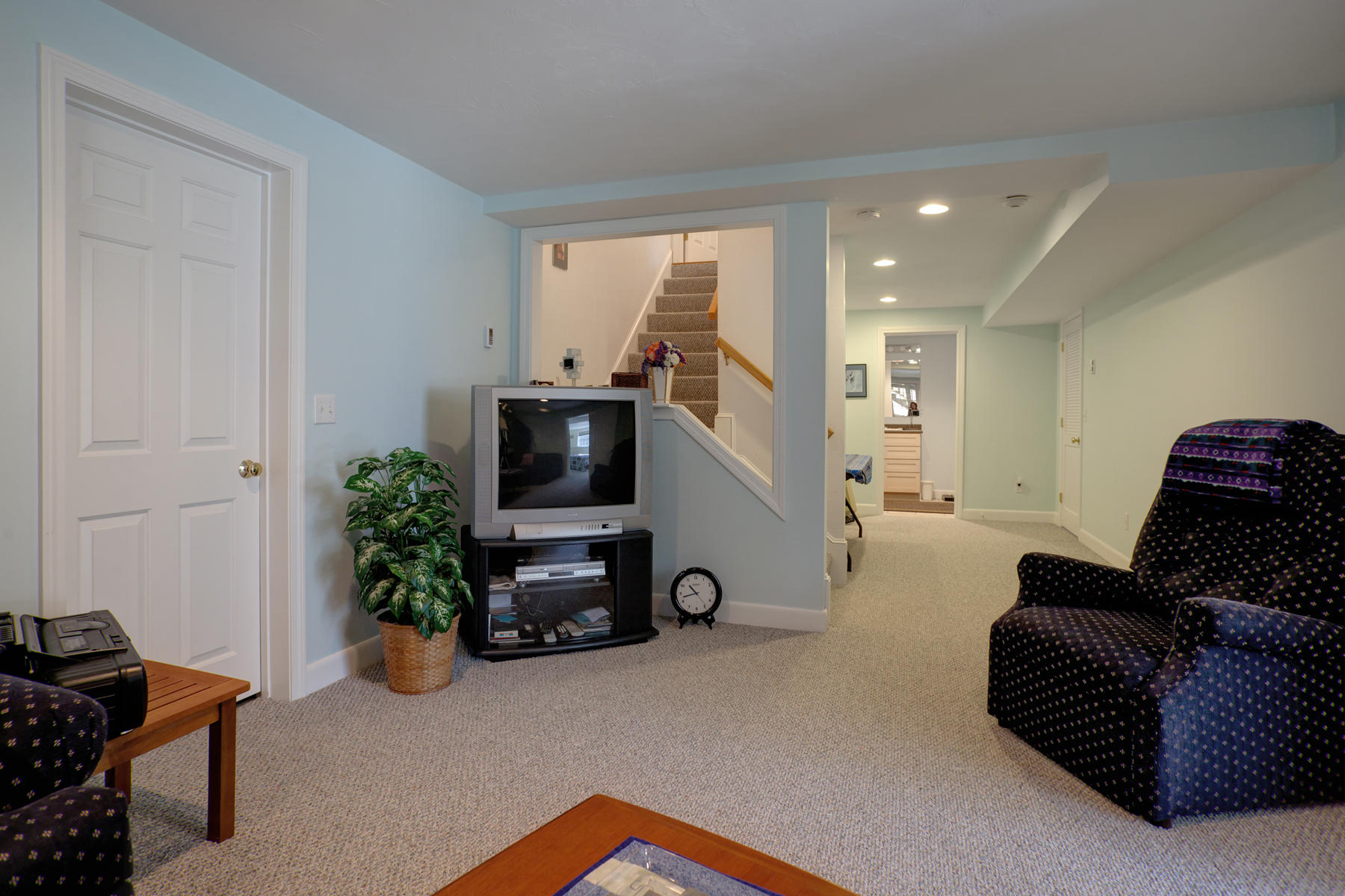20 Stratford Ridge, Unit 124 Mashpee, MA 02649 - Photo 23 of 34 a living room with furniture potted plant and a window