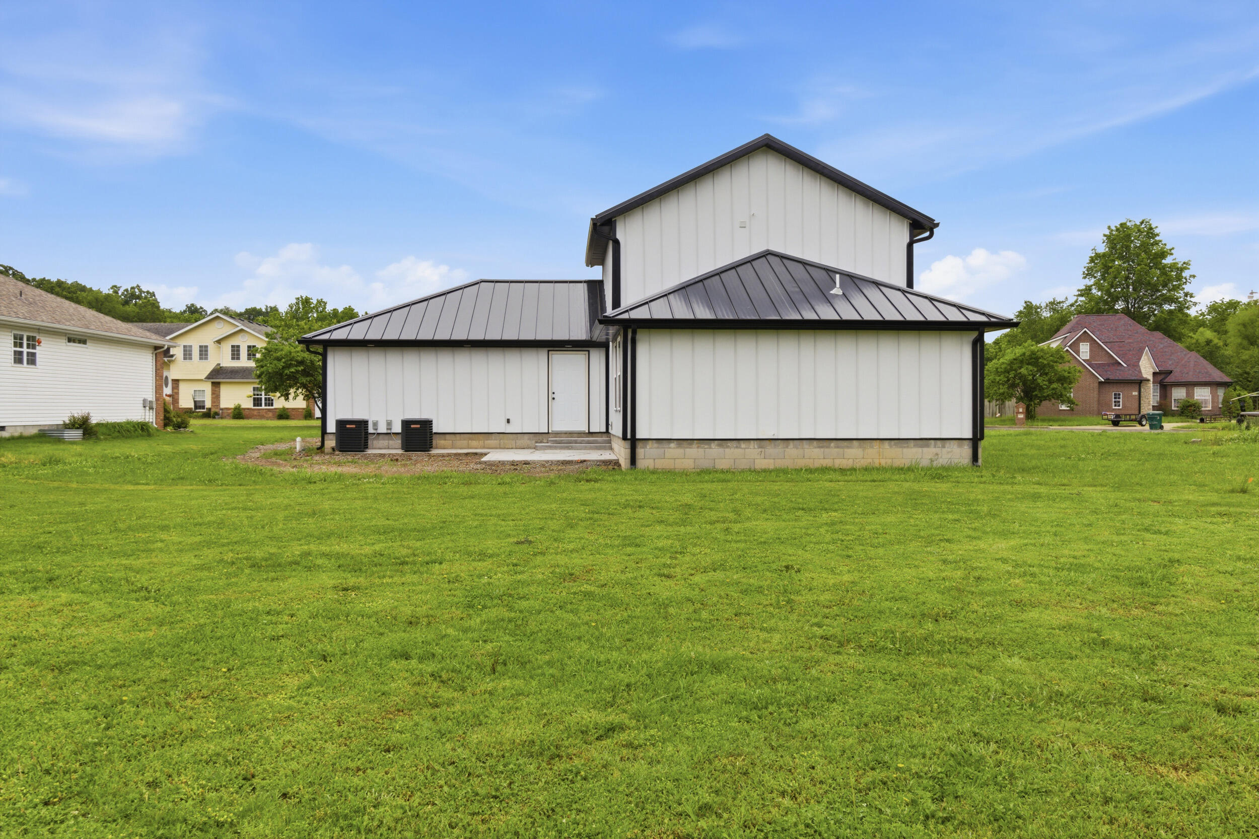 206 Travis Street Monett, MO 65708 - Photo 5 of 50 6_img_3485.5