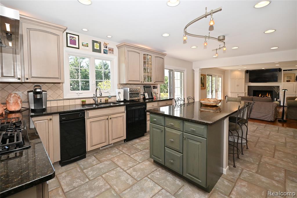 4655 Walnut Lake Road Bloomfield Hills, MI 48301 - Photo 10 of 41 Gallery Image 10