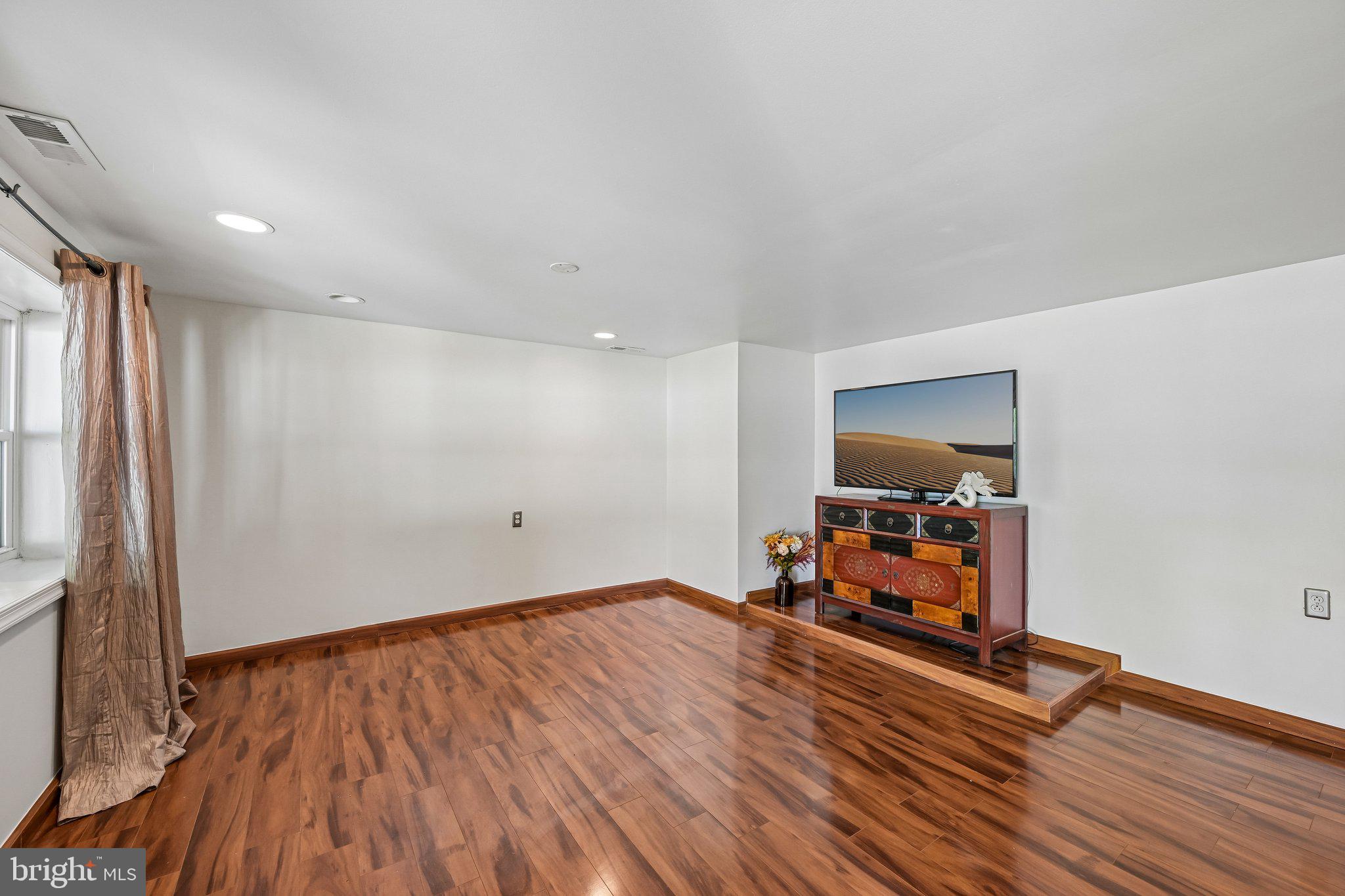 12534 Fedor Road Philadelphia, PA 19154 - Photo 51 of 66 Spacious room with warm wood floors.