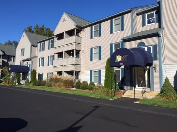 $1,899 | 143 Eastern Avenue, Unit 201, Manchester, NH 03104