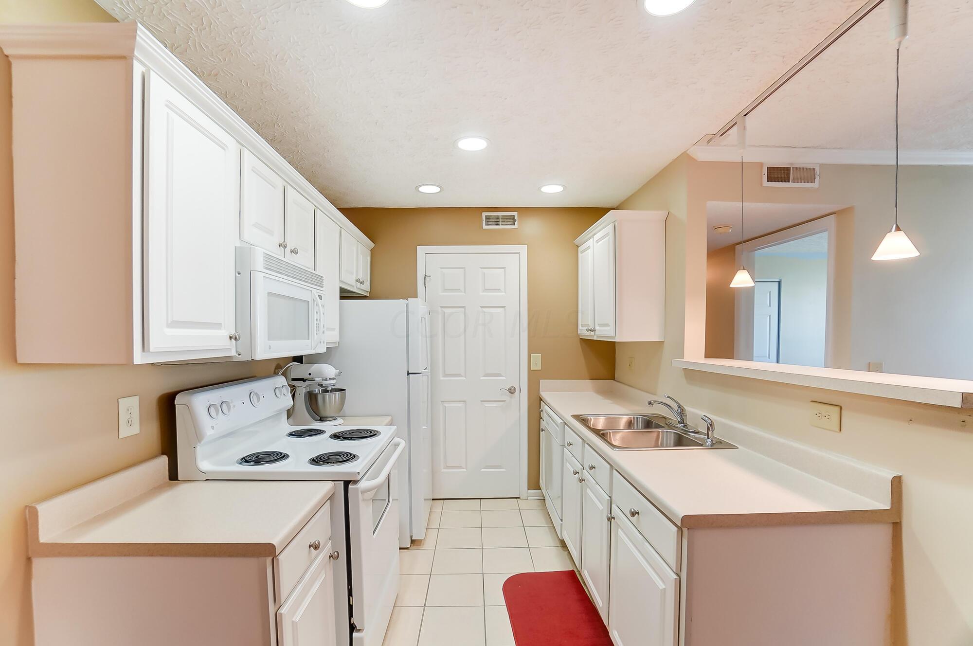 5536 Garden Ridge Columbus, OH 43228 - Photo 15 of 48 Kitchen