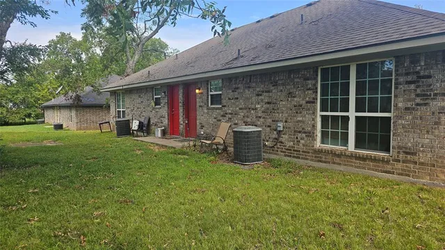 a view of a house with backyard and porch