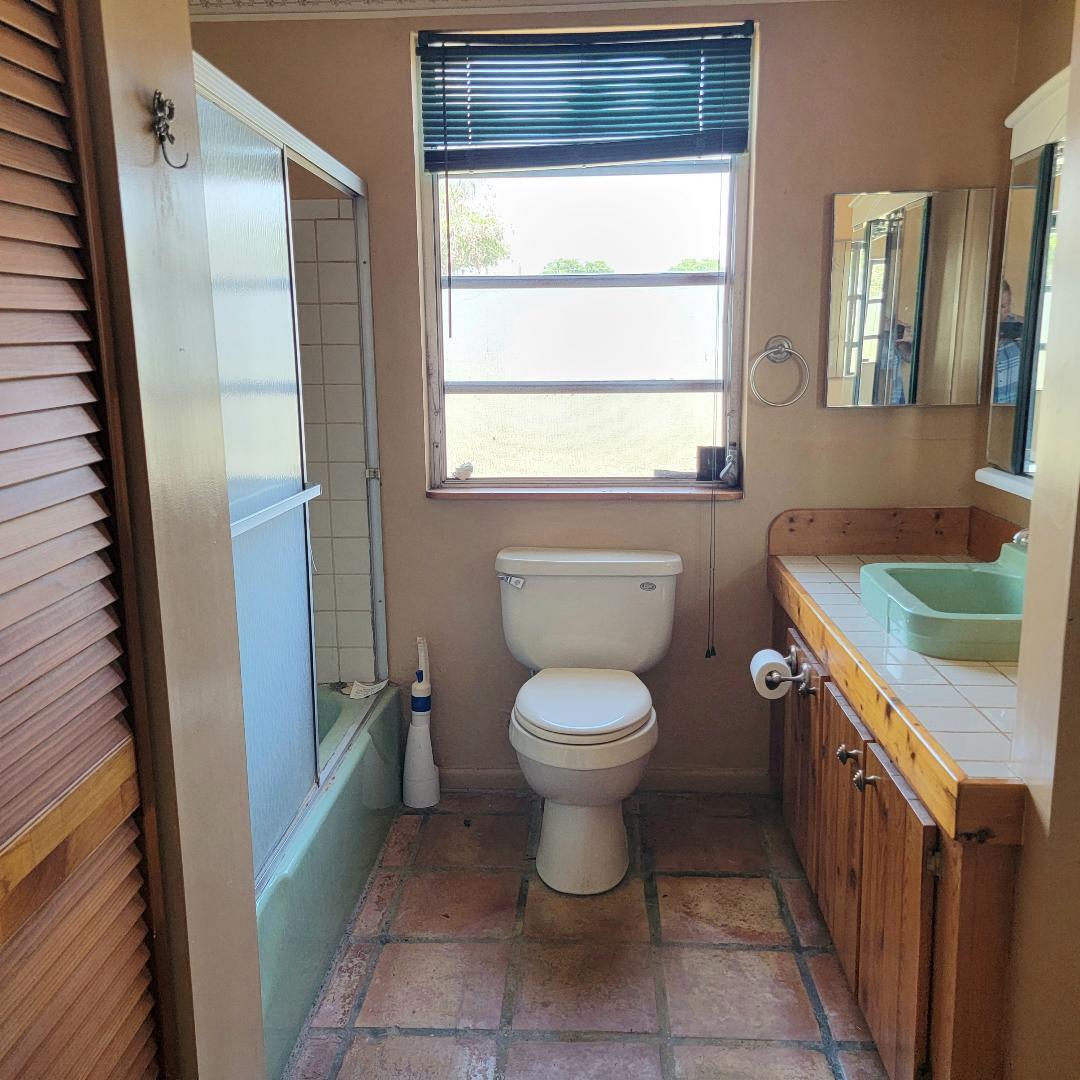 1096 8th Street Okeechobee, FL 34974 - Photo 11 of 19 Main bath