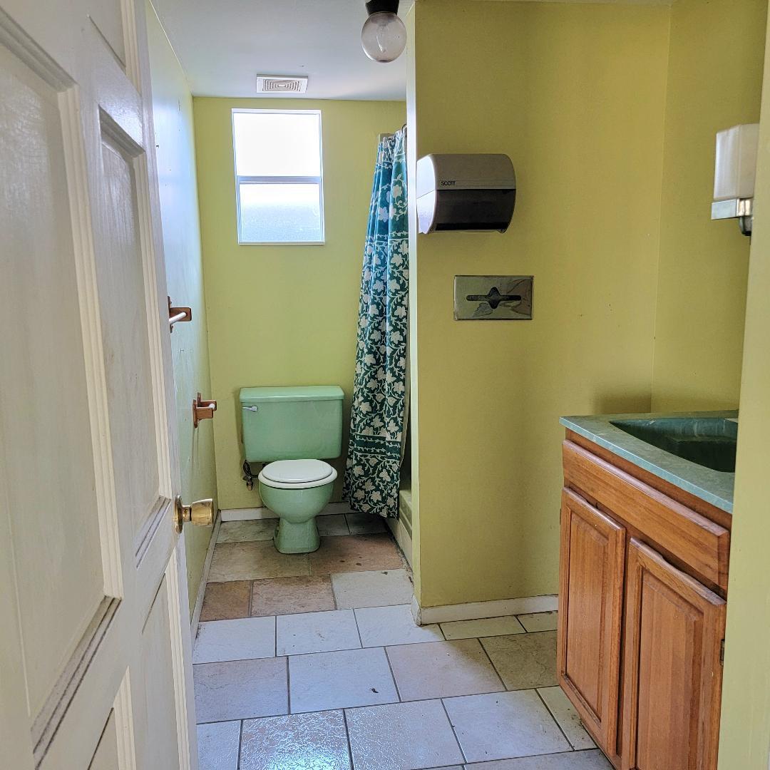 1096 8th Street Okeechobee, FL 34974 - Photo 14 of 19 Full Vath in Garage