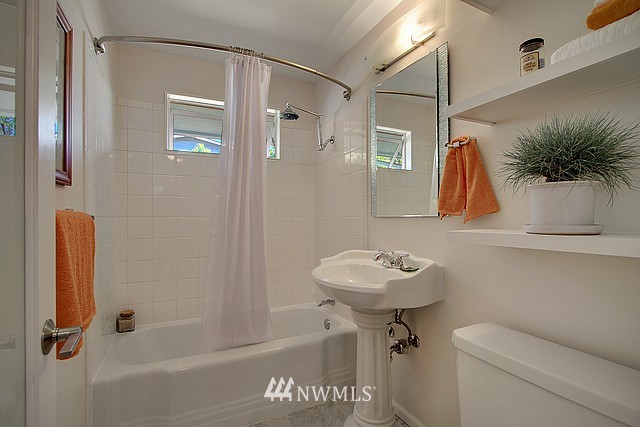 6056 50th Avenue Southwest Seattle, WA 98136 - Photo 9 of 15 Gallery Image 9