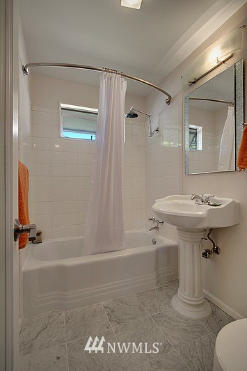 6056 50th Avenue Southwest Seattle, WA 98136 - Photo 10 of 15 Gallery Image 10