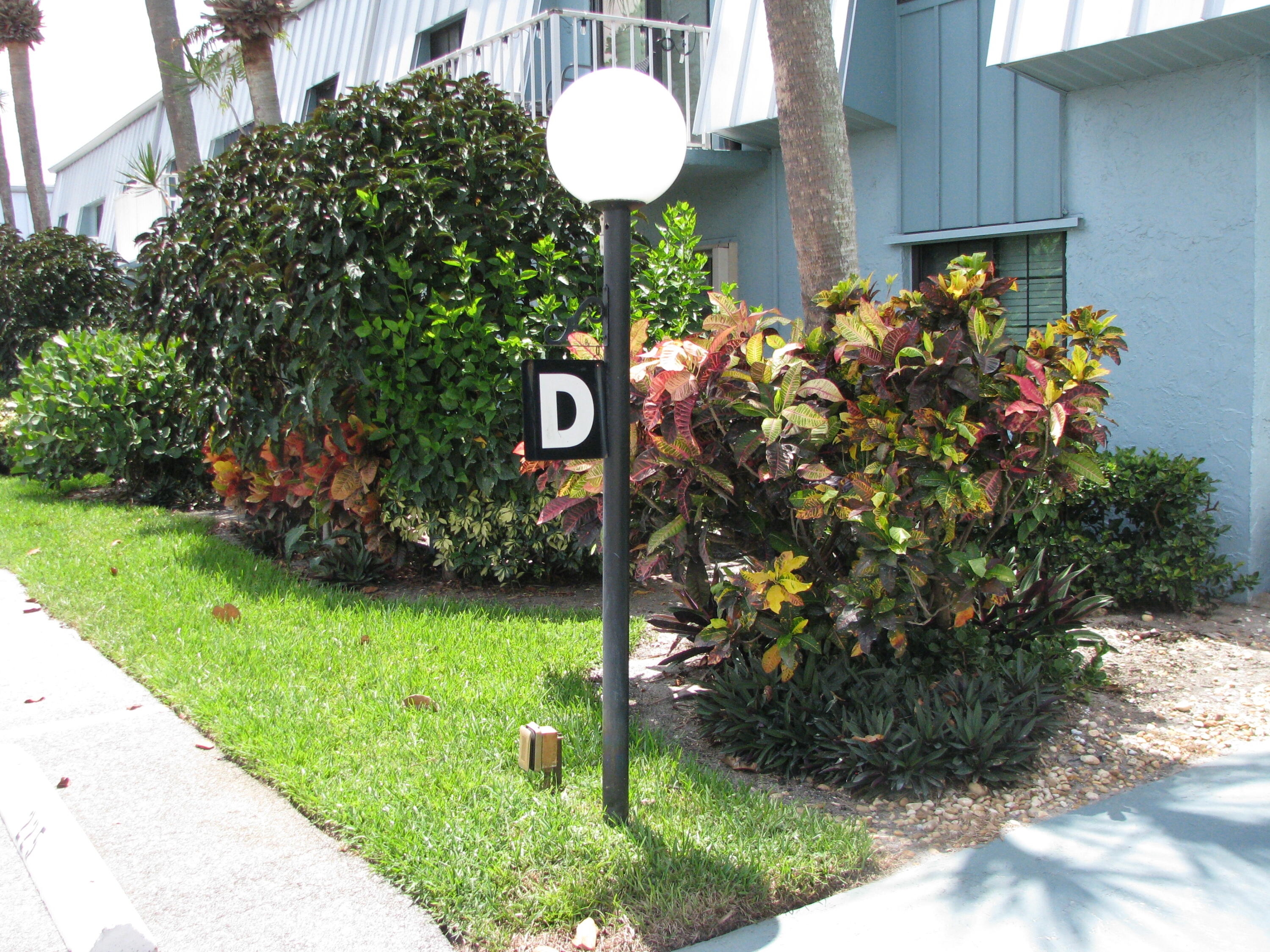 950 South Kanner Highway, Unit D4 Stuart, FL 34994 - Photo 25 of 36 a front view of a house with a yard and fountain
