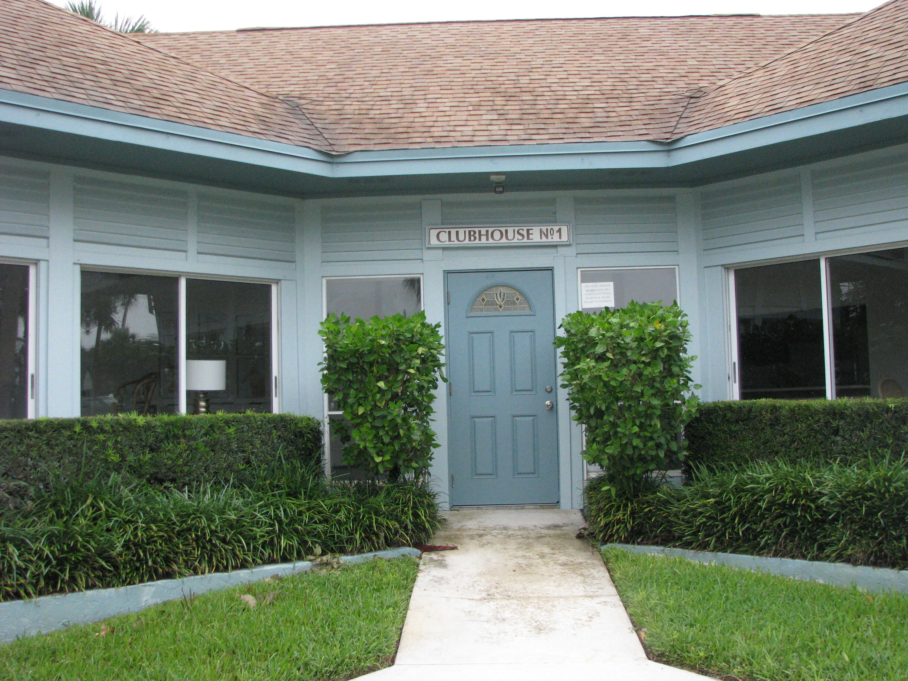 950 South Kanner Highway, Unit D4 Stuart, FL 34994 - Photo 31 of 36 a front view of a house with garden