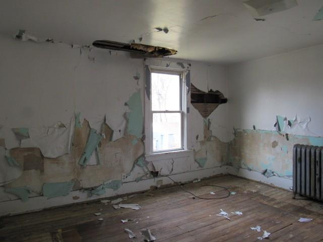 1000 Davis Street Aliquippa, PA 15001 - Photo 9 of 19 an empty room with windows