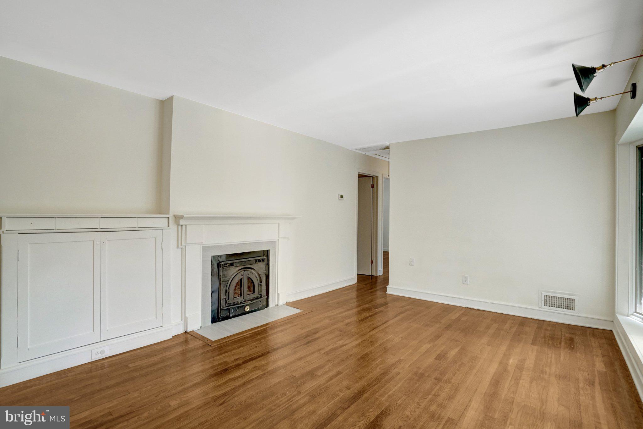 8015 New Market Road Alexandria, VA 22308 - Photo 7 of 41 Living room